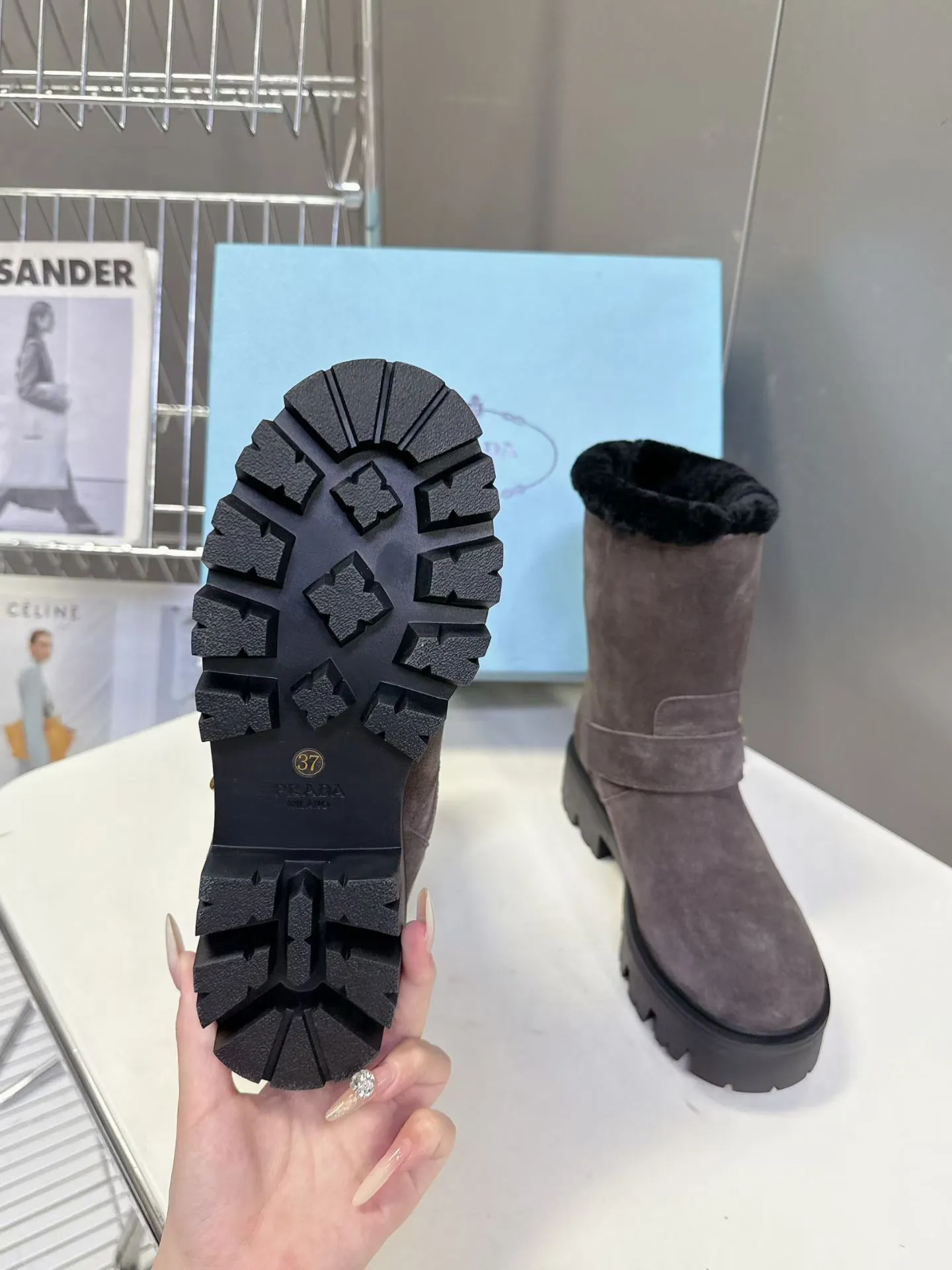 👟👟Ex-factory price 660👟👟 PRADA Prada's latest fall and winter triangular logo slip-on furry boots. There are many celebrities and Internet celebrities. A series that cannot be bought in winter. It is definitely this year's big hit. It is very good-looking. Simple upper design. Highly brand-recognizable triangle logo embellishment. Full of details. The upper foot is large and slim, and the legs are slim. This piece is just right. The outsole height is 5CM, which can instantly increase your height. It is a perfect tool for heightening. The whole series uses a variety of imported materials: polished and waxed calf leather, high mercerized cow suede, real wool lining, super warm, original combined rubber foam outsole, light and comfortable, Size: 35-41 (40 41 customized, non-refundable) 3044